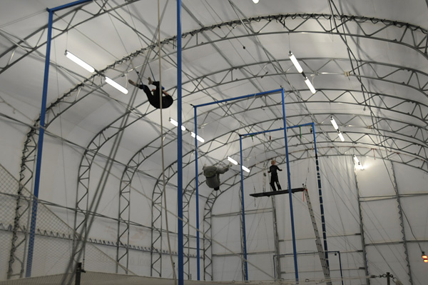 2011-03-27 SANCA School of Acrobatics and New Cirucs Arts in Seattle trapeze class setting up for handoff catch